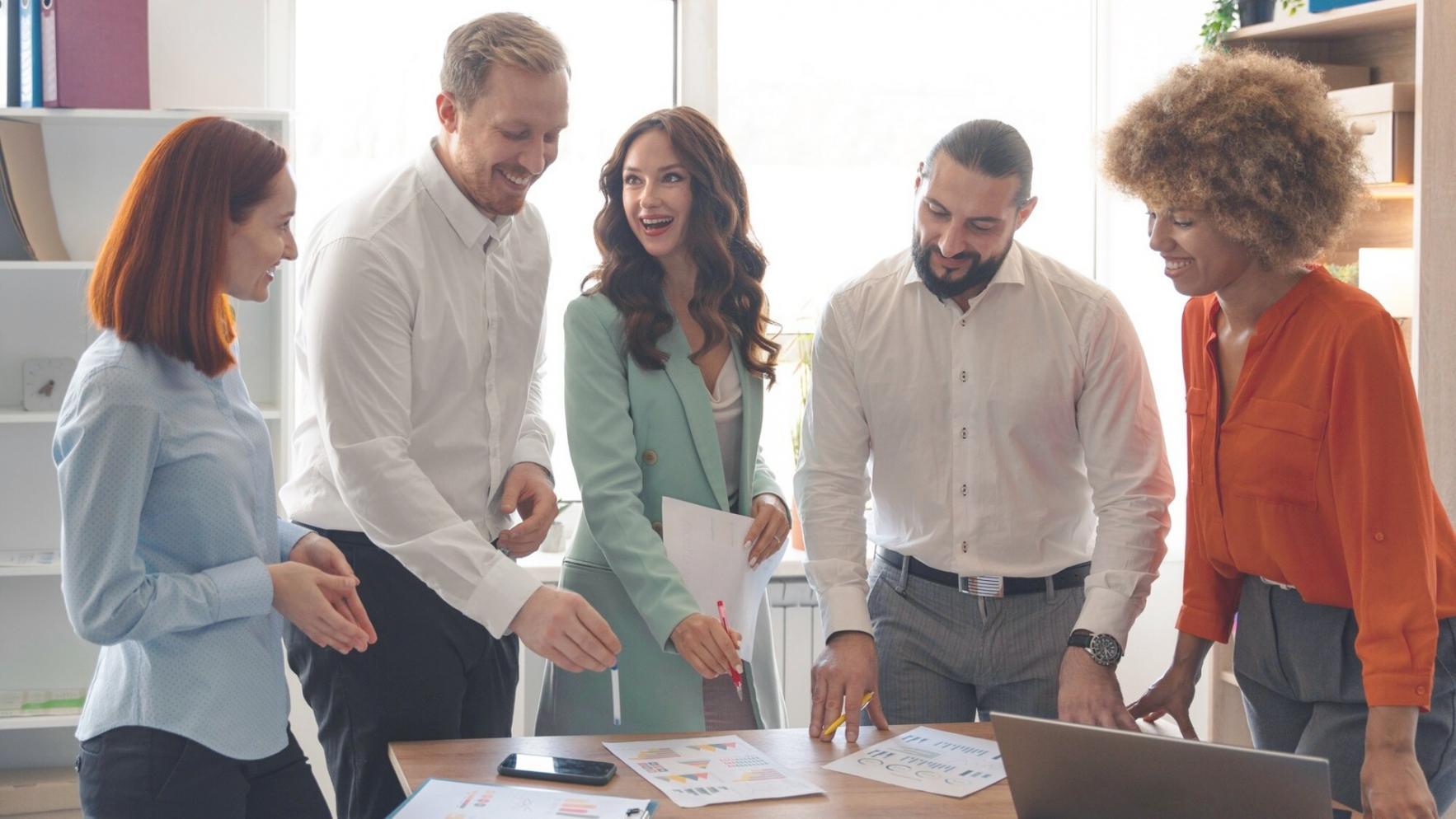 Sesión de aprendizaje financiero con instructor experto